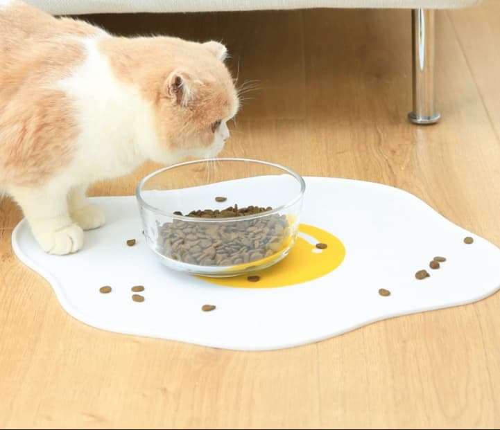 ペットマット 犬猫兼用 めだまやきデザイン食事マット