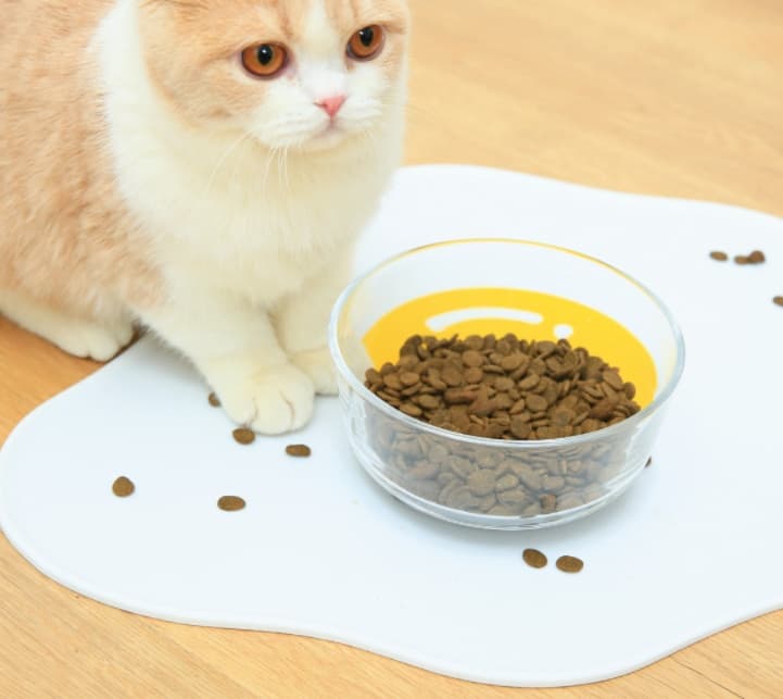 ペットマット 犬猫兼用 めだまやきデザイン食事マット
